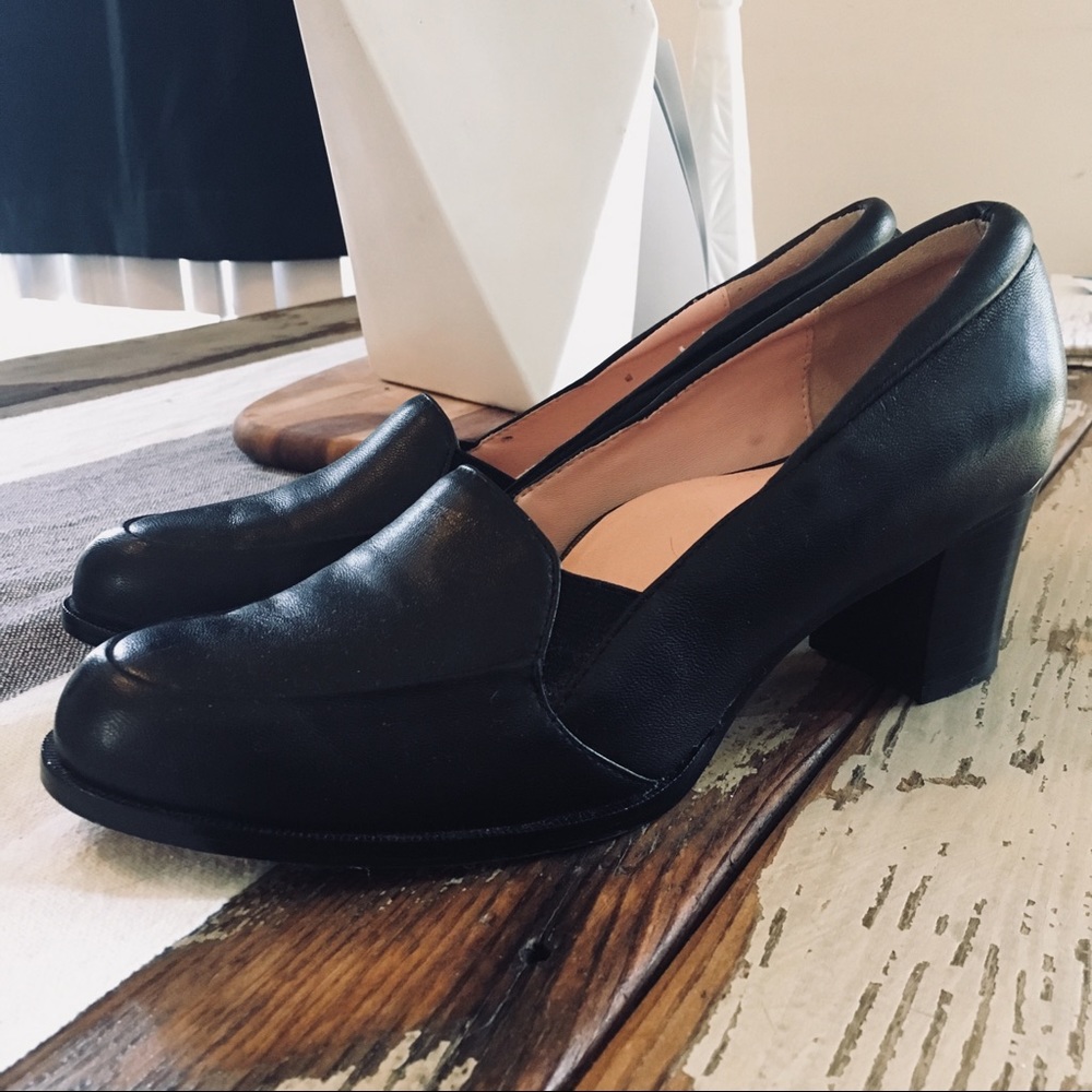 Never worn Taryn Rose black pumps